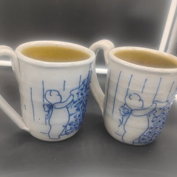 Lot of 2 Salmon Falls Stoneware Helen Berg's Christmas Bear Mugs. Signed - Picture 4 of 9